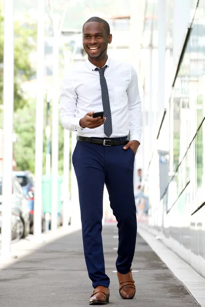 Retrato Corpo Inteiro Empresário Afro Americano Sorridente Andando Rua Cidade — Fotografia de Stock