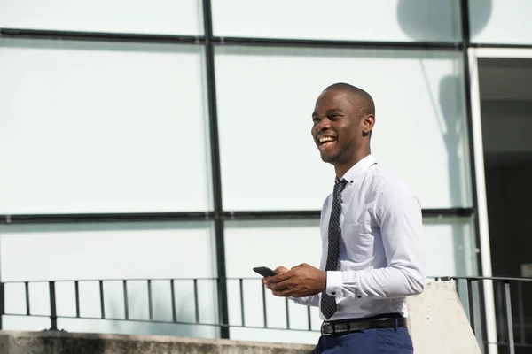 Seitenporträt Eines Glücklichen Afrikanisch Amerikanischen Geschäftsmannes Der Mit Handy Der — Stockfoto