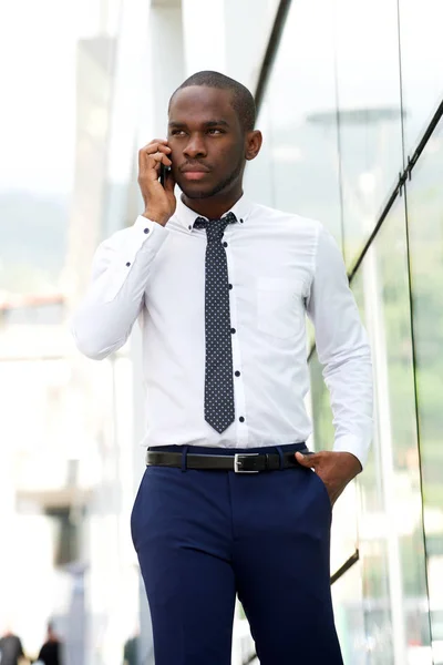 Portret Afryki Amerykański Biznesmen Słuchania Telefon Mieście — Zdjęcie stockowe