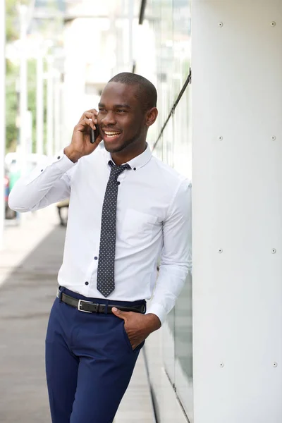 Retrato Del Joven Empresario Africano Sonriente Hablando Con Teléfono Móvil — Foto de Stock