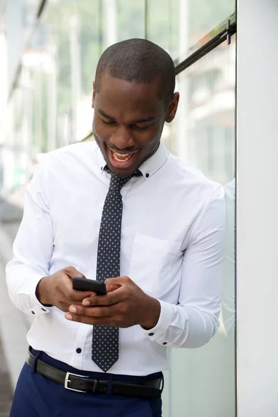 Retrato Del Hombre Negocios Africano Feliz Mirando Teléfono Celular Aire —  Fotos de Stock