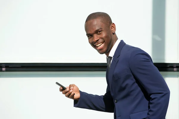 Retrato Empresario Africano Feliz Caminando Ciudad Con Teléfono Móvil — Foto de Stock