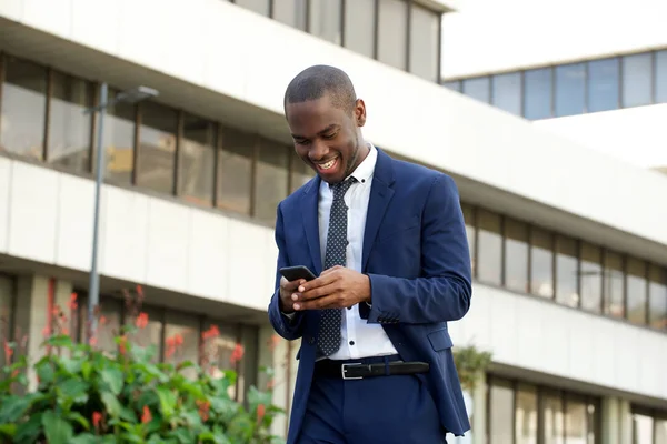 Portrait Jeune Homme Affaires Africain Souriant Marchant Avec Téléphone Intelligent — Photo