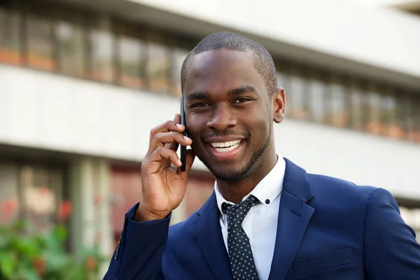 Nahaufnahme Porträt Eines Schwarzen Geschäftsmannes Mit Telefon Der Stadt — Stockfoto