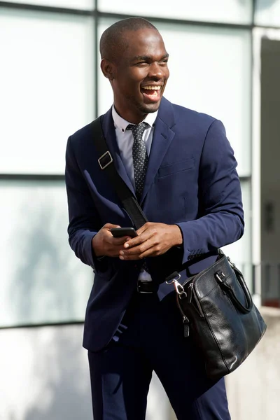 Retrato Empresário Corporativo Afro Americano Andando Cidade Com Celular — Fotografia de Stock