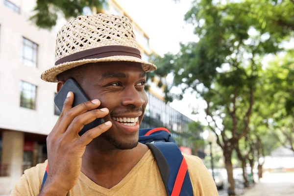 Närbild Porträtt Leende Svart Man Med Hatt Talar Mobiltelefon — Stockfoto