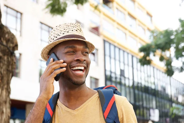特写的幸福非洲裔美国人的肖像与帽子说话的手机 — 图库照片