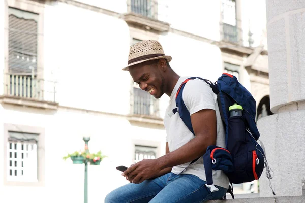 Retrato Lateral Turista Afroamericano Sentado Afuera Con Bolso Teléfono Móvil — Foto de Stock