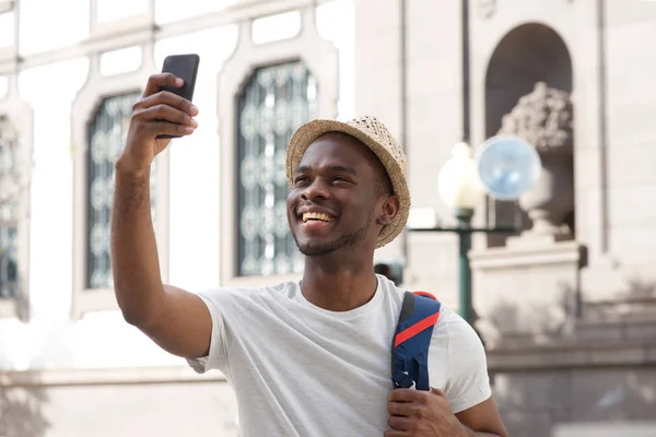 Retrato Homem Americano Africano Feliz Tomando Selfie Cidade — Fotografia de Stock