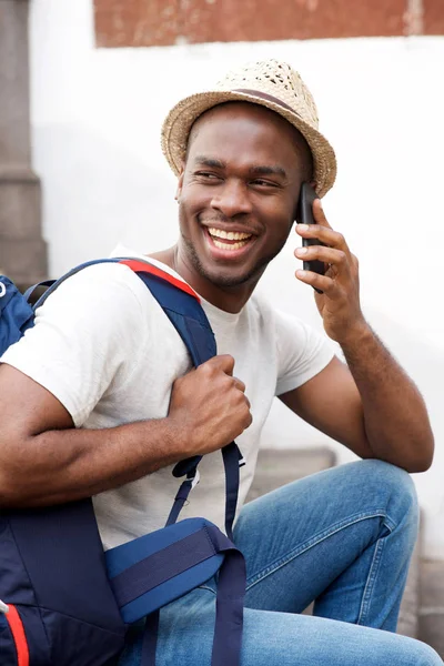 Portret Uśmiechający Się Młody Człowiek African American Torba Rozmowy Telefonu — Zdjęcie stockowe