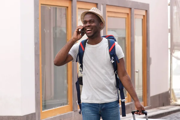 Портрет Счастливого Африканского Туриста Гуляющего Мобильным Телефоном Сумками Городу — стоковое фото