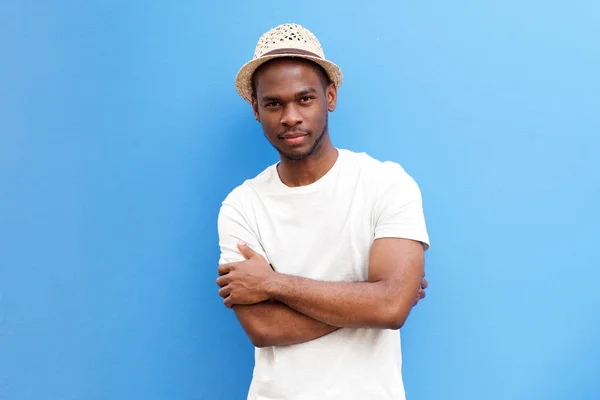 Retrato Fresco Jovem Negro Cara Com Chapéu Posando Com Braços — Fotografia de Stock