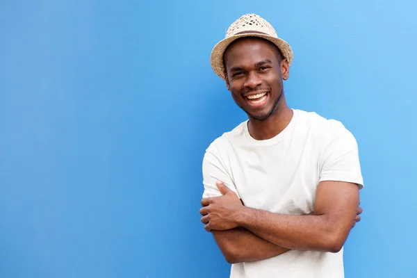 Portret Van Afro Amerikaanse Man Die Lacht Tegen Blauwe Achtergrond — Stockfoto