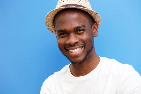 Közelről Boldog Fiatal Afroamerikai Férfi Portréja Kalap Mosolygó Kék Háttérrel — Stock Fotó