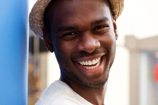 Крупним Планом Портрет Красивого Молодого Чоловіка Який Посміхається Відкритому Повітрі — стокове фото