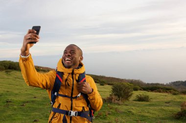 Doğada selfie geziye mutlu Afro-Amerikan backpacker portresi