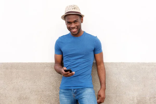 Porträt Eines Glücklichen Afrikanisch Amerikanischen Mannes Der Sein Handy Der — Stockfoto