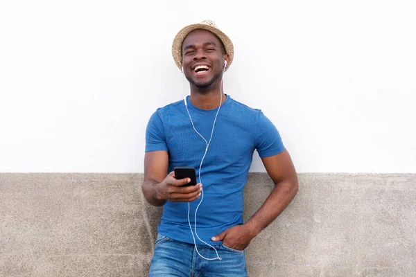 Портрет Счастливого Африканского Американца Слушающего Музыку Мобильного Телефона Наушников — стоковое фото