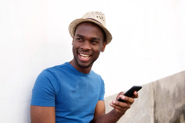 Porträtt Leende Afroamerikanska Ung Man Håller Mobiltelefon — Stockfoto