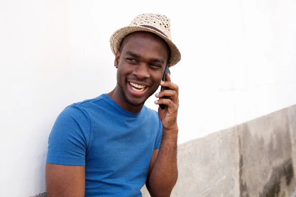 Porträtt Lycklig Afroamerikanska Man Talar Med Mobiltelefon — Stockfoto