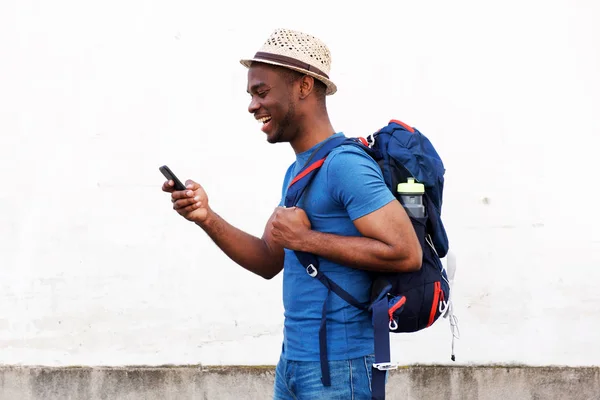 Retrato Lateral Del Hombre Turístico Afroamericano Feliz Sosteniendo Teléfono Móvil —  Fotos de Stock