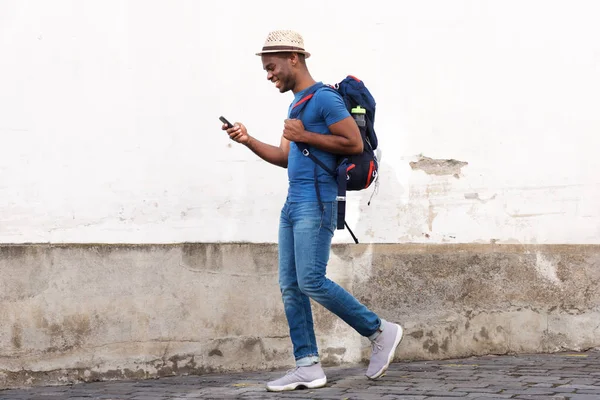 Hela Kroppen Sida Porträtt Glada Afrikanska Amerikansk Turist Man Promenader — Stockfoto