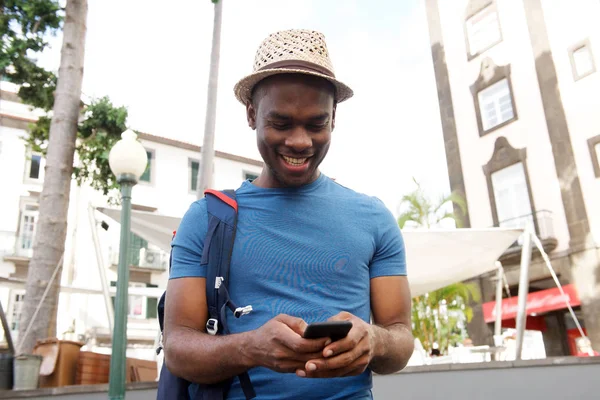 Portretul Unui Tânăr Negru Zâmbitor Care Uită Telefonul Mobil Aer — Fotografie, imagine de stoc