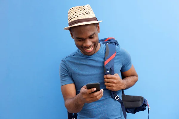 Portrét Cool Mladé Afroamerické Chlapík Vakem Mobil Modrém Pozadí — Stock fotografie