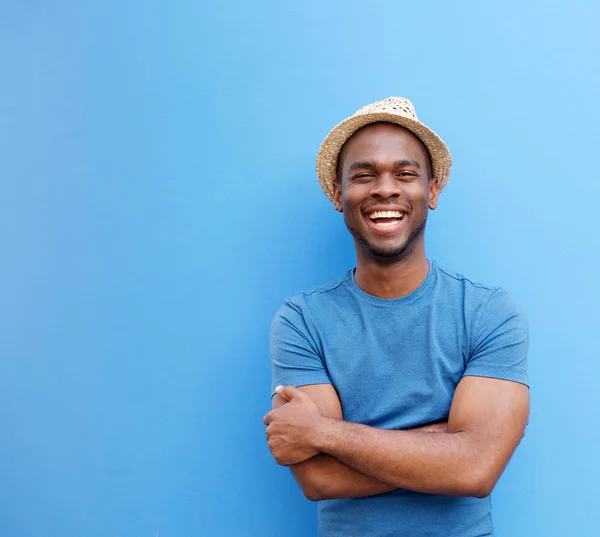 Retrato Guapo Joven Negro Con Sombrero Sonriendo Sobre Fondo Azul —  Fotos de Stock