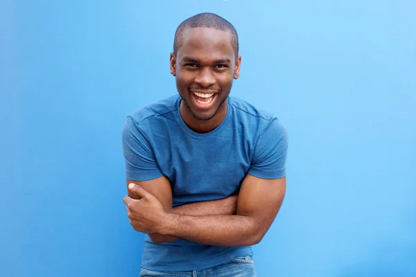 Portrét Pohledný Mladík Afroamerické Směje Rukama Zkříženýma — Stock fotografie