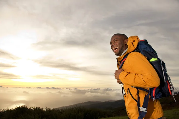 Sida Porträtt Glada Unga Afroamerikanska Man Med Ryggsäck Promenader Bergen — Stockfoto