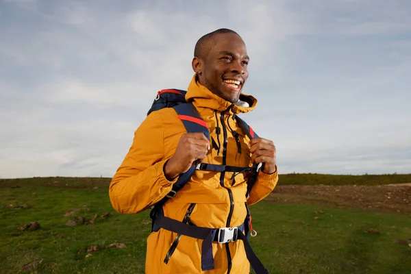 Porträtt Glad Afroamerikanska Backpacker Promenader Utomhus Naturen — Stockfoto