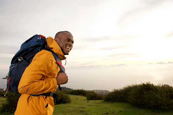 Porträtt Glad Afroamerikanska Manliga Backpacker Promenader Utomhus Naturen — Stockfoto