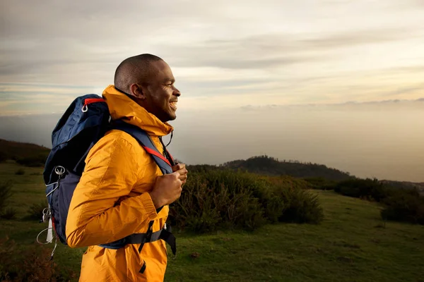Açık Havada Doğada Yürüyüş Mutlu Erkek Backpacker Yan Portresi — Stok fotoğraf