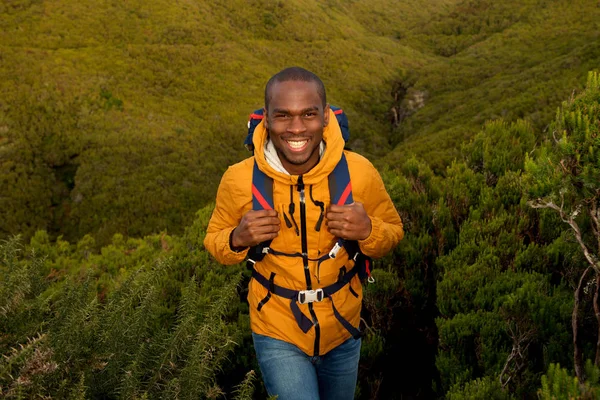 ハイキングのバックパックと自然で幸せな若い黒人男性の肖像画 — ストック写真