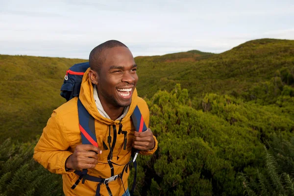 Porträtt Glad Afroamerikanska Manliga Backpacker Promenader Naturen — Stockfoto
