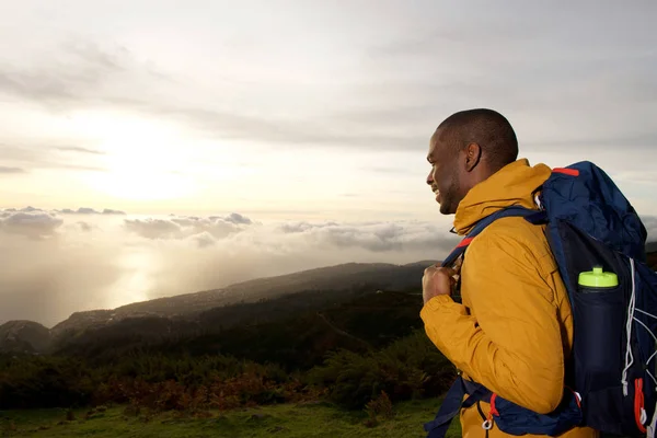 Retrato Feliz Excursionista Afroamericano Mirando Vista Desde Montaña —  Fotos de Stock