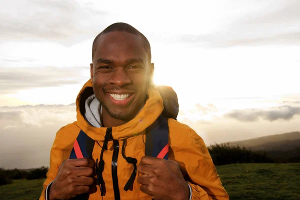 Close Retrato Feliz Afro Americano Masculino Caminhante Durante Pôr Sol — Fotografia de Stock