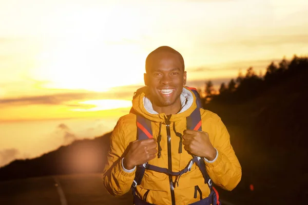 Porträt Eines Glücklichen Afrikanisch Amerikanischen Wanderers Mit Rucksack Bei Sonnenuntergang — Stockfoto