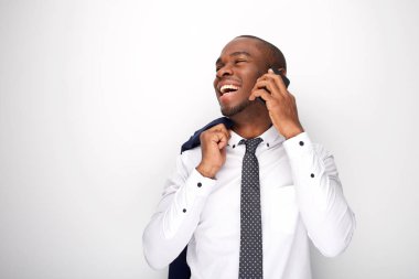 Beyaz arka plan karşı cep telefonu ile konuşurken gülen işadamı portresi