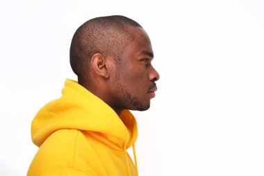 Kapüşonlu genç Afro-Amerikan adam profil portresi