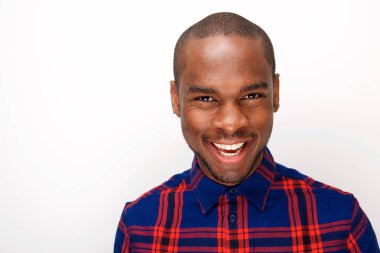 Portre yakışıklı siyah adamın gülümseyen izole beyaz arka planı kapat