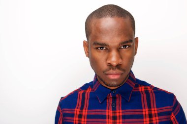 Serin genç Afro-Amerikan adam bakarak portresi kapatın