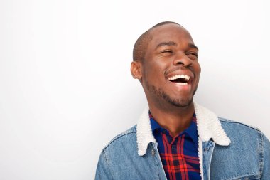 Denim ceket beyaz arka plan ile gülen mutlu Afrika kökenli Amerikalı adam portresi