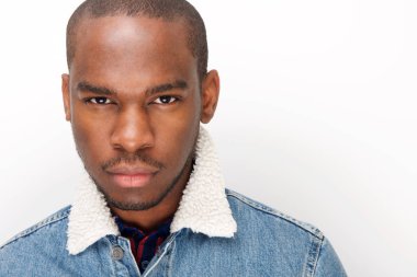 Portre serin genç Afro-Amerikan erkek moda model beyaz duvar tarafından bakarak kapatın