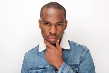 Portre serin Afrikalı-Amerikalı gencin denim ceket düşünme çene üzerinde el ile kapatın