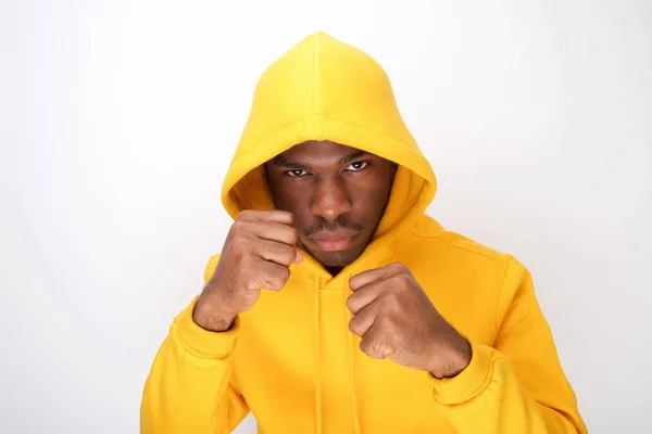 Porträt Eines Jungen Schwarzen Der Mit Kämpfenden Fäusten Posiert — Stockfoto