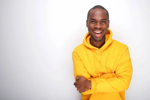 Porträtt Lycklig Afroamerikanska Man Skrattar Med Hoodie Vit Vägg — Stockfoto