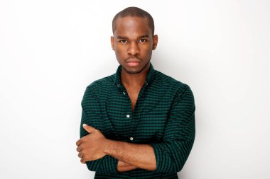 Silah kesişme ile izole beyaz arka plana karşı yakışıklı genç siyah adamın ön portre