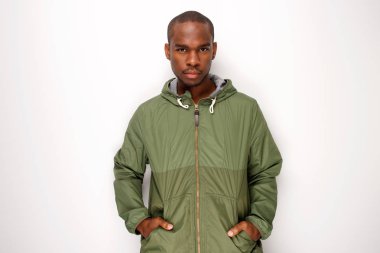 İzole beyaz arka plana karşı ceket ile yakışıklı genç siyah adam portresi